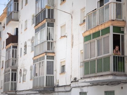 Fachada de un bloque de viviendas en Cádiz, en agosto.