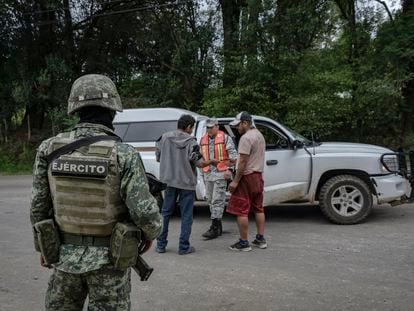 Elementos de la Guardia Nacional y del Ejército mexicano realizan un operativo de vigilancia en San Cristóbal de las Casas, Estado de Chiapas, en junio de 2022.