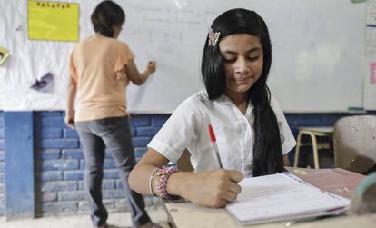 Reina Portillo, de 12 años, en una escuela en El Salvador
