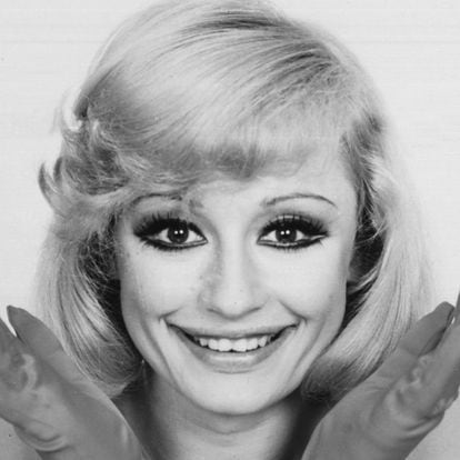 Raffaella Carrà sonrie durante el programa "Cazonissima", en Roma en 1974.
