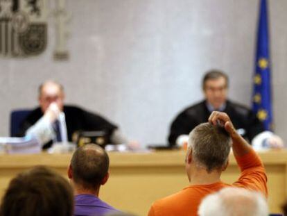 Txapote, de espaldas, con jersey naranja, durante el juicio.