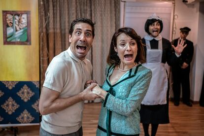 La compania de teatro Clasicos On ensayando la comedia “Casa con dos puertas” en un local de Madrid, para reprsentarla en el Festival Corral Cervantes.