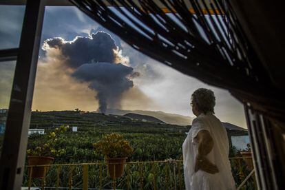 Brigitte Jansen, una alemana que se instaló en La Palma hace más de 14 años, observa la nube del volcán de Cumbre Vieja desde la casa de su amigo, un compatriota que la ha acogido tras ser desalojada del municipio de Todoque. Esta imagen es del 23 de septiembre.