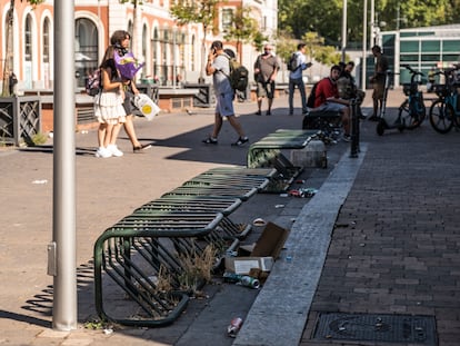 Salida de la boca de metro de Príncipe Pío con restos de basura por el suelo.