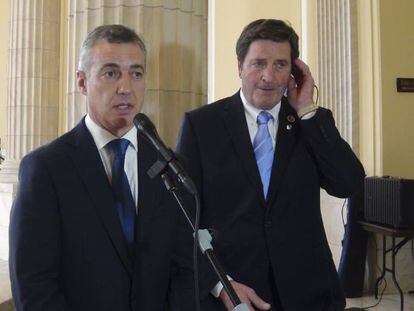 Íñigo Urkullu, acompañado por el congresista demócrata de origen vasco John Garamendi.