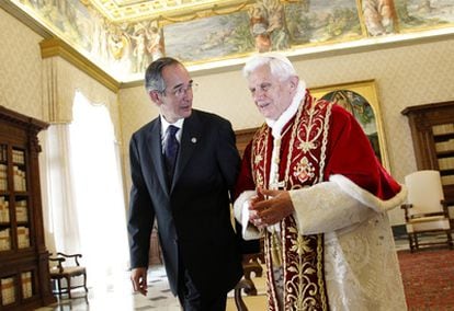 Benedicto XVI, durante su audiencia hoy en el Vaticano al presidente de Guatemala, Álvaro Colom