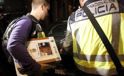 Agentes de la policía, tras el registro de la sede del Instituto Noos.