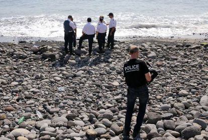 Diversos policies inspeccionen un objecte metàl·lic trobat a la platja de Saint-Denis, a la illa de la Reunió, el 2 d'agost.