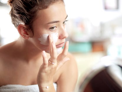 Limpiadores faciles elaborados con fórmulas que combaten el acné y mantienen la piel hidratada. GETTY IMAGES.