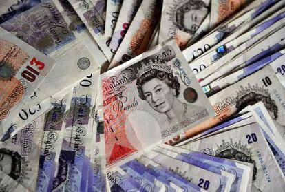 Billetes de libras británicas en Londres, Reino Unido.