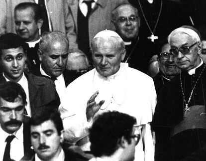 El papa Juan Pablo II, con el cardenal Vicente Enrique y Tarancón, a su llegada a Madrid por su visita a España en octubre de 1982.