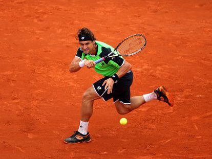 Ferrer devuelve una bola a Nadal