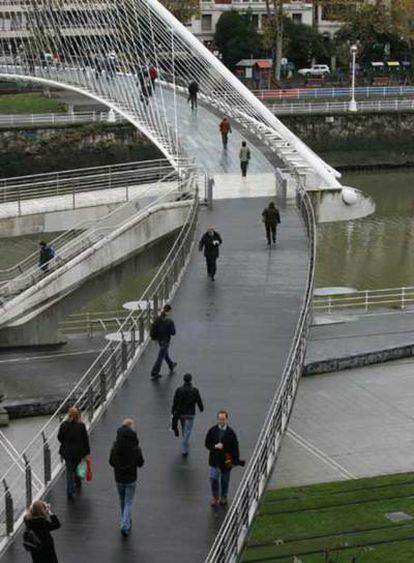 Puente de Calatrava unido a la pasarela de Isozaki, que ha creado la polémica, sobre la ría de Bilbao.