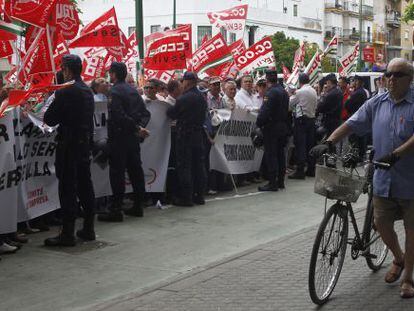 Protesta de trabajadores prejubilados de Mercasevilla ante la Consejer&iacute;a de Empleo por el bloqueo del fondo de los ERE.