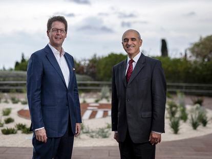 Franz Heukamp (izquierda), director General del IESE junto a Srikant M. Datar, decano de Harvard Business School.