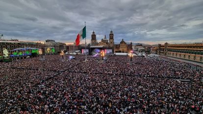 Miles de personas en la Plaza de la Constitución durante el concierto de Grupo Firme.