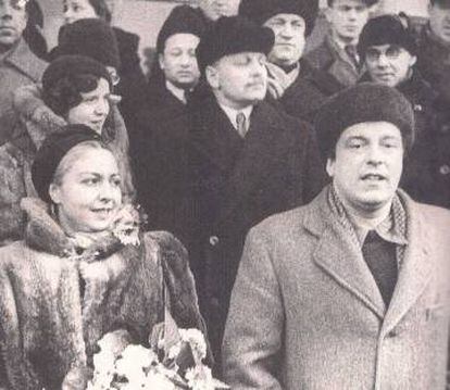 María Teresa León, junto a Rafael Alberti, recibidos por escritores soviéticos en la estación de tren.