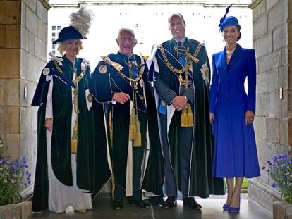 La reina Camila, Carlos III y los príncipes de Gales posan en el palcio de Holyroodhouse tras el servicio religioso celebrado en la catedral de Edimburgo, este 5 de julio.