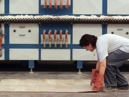 Una trabajadora en una f&aacute;brica de azulejos.