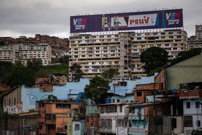 En 2020, Nicolás Maduro lanzó un plan de embellecimiento de 60 ciudades, mediante el cual se retiraron los antiguos carteles de campañas electorales, mismos que en muchos casos han sido sustituidos por publicidad de diferentes marcas. En la fotografía, una valla publicitaria con la imagen dañada de los ojos de Chávez, en el distrito 23 de enero, en Caracas, el 6 de junio de 2022.