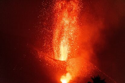 -FOTODELDÍA- EL PASO (LA PALMA), 16/10/2021.- Imagen del volcán Cumbre Vieja visto desde la localidad de El Paso, que hoy sábado ha retomado su actividad efusiva. EFE/MIGUEL CALERO.