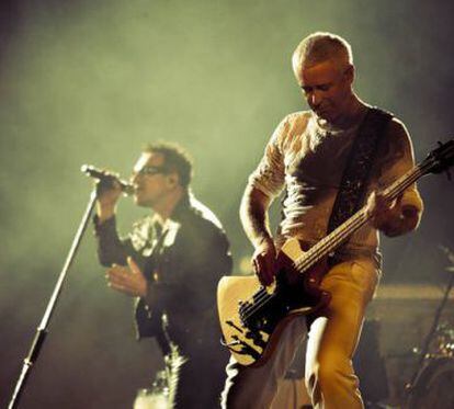 Adam Clayton y Bono en un concierto en Australia, en una imagen del archivo de U2.