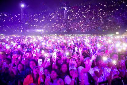 Miles de personas graban con sus móviles el inicio del concierto del cantante español Rels B en el Foro Sol.