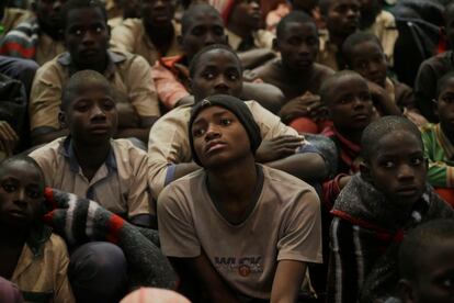 Algunos de los estudiantes nigerianos que han estado secuestrados durante seis días, en un edificio del gobierno después de haber sido liberados, este viernes en la localidad de Katsina.