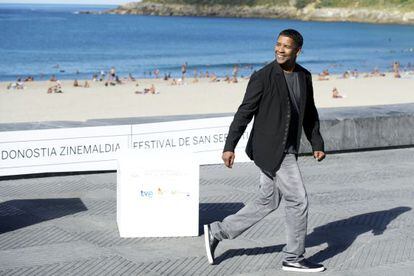 El actor Denzel Washington caminando junto a la playa de La Zurriola, en San Sebasti&aacute;n.