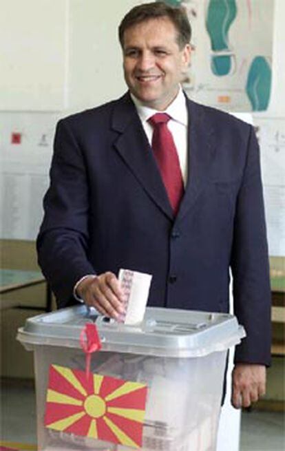 El presidente macedonio, Boris Trajkovski, introduce su voto en la urna, esta mañana en Skopje.