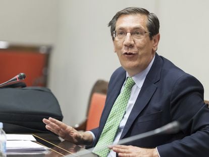 Enrique Arnaldo en la comisión que estudia la reforma del sistema electoral, en 2017.
