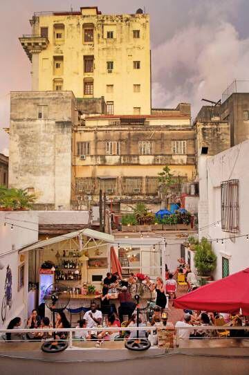 Terraza del bar El de enfrente, en La Habana Vieja.