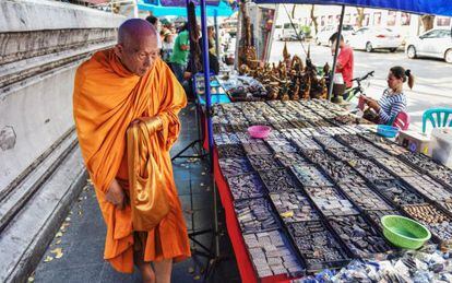 Un monje budista a principios de 2015 en el ahora desaparecido mercado de los amuletos, en Bangkok.