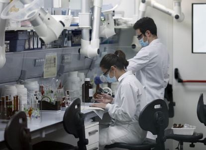 Laboratorio de control de calidad en las instalaciones de Sant Joan Despí (Barcelona) de la empresa farmacéutica Reig Jofre, que producirá la vacuna de Janssen contra el coronavirus.
