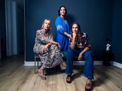 Lucía y Casilda Sánchez (sentadas, de izquierda a derecha), hijas de Paco de Lucía, y su viuda, Gabriela Canseco, este miércoles en la Fundación Paco de Lucía, en Madrid.
