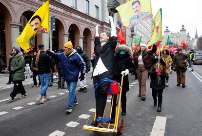 Manifestantes kurdos empujaban un muñeco con una careta de Erdogan, el sábado en Estocolmo.