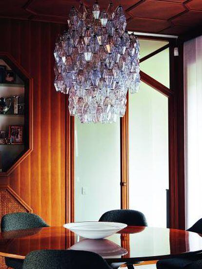 La lámpara de Murano cuelga en el comedor sobre una mesa diseñada especialmente para la casa. |