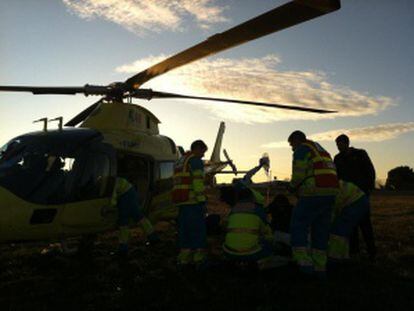 Sanitarios del Summa trasladan al herido más grave en un helicóptero medicalizado.