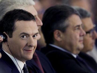 Los ministros de Economía de Reino Unido, George Osborne, y de Alemania, Sigmar Gabriel, en una conferencia en la Federación de la Industria Alemana el martes 3 de noviembre en Berlín.