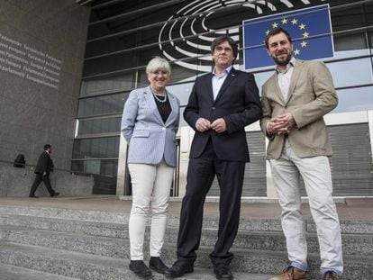 Clara Ponsatí, Carles Puigdemont y Toni Comín, el pasado 26 de mayo en Briselas.