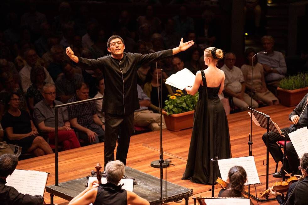 Giulio Prandi, el entusiasta director del Coro y Orquesta Ghislieri, y la soprano Francesca Boncompagni.