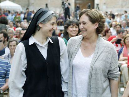 La monja Teresa Forcades, amb Ada Colau, a Gràcia.
