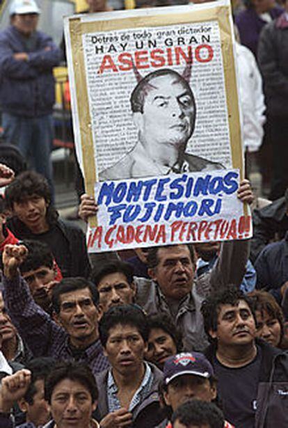 Un grupo de manifestantes clama contra Montesinos y Fujimori, en Lima.