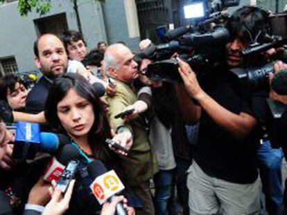 La l&iacute;der estudiantil Camila Vallejo habla a los medios a su llegada al Ministerio de Educaci&oacute;n para su reuni&oacute;n con el titular de cartera, Felipe Bulnes.