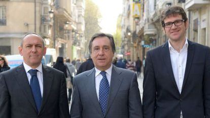 De izquierda a derecha, Ramiro González, Xabier Agirre y Gorka Urtaran este lunes en Vitoria.