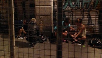 Consumidores de heroína en la calle d'en Roig.