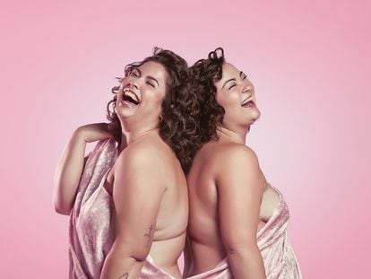 Las actrices Mara Jiménez y Teresa López Cerdán, protagonistas de la obra de teatro 'Gordas'.