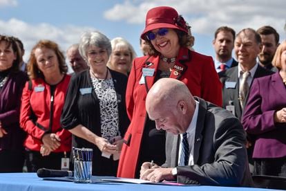 El gobernador republicano de Montana, Greg Gianforte, firma una ley de planificación familiar, el 26 de abril de 2021.