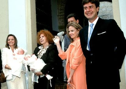 Bateig de Luis i Amina Martínez de Irujo Casanova, néts de la duquessa d'Alba i fills de Cayetano i Genoveva Casanova, l'octubre del 2001. A la imatge, d'esquerra a dreta, Denise Casanova amb Luis Martínez de Irujo en braços, la duquessa d'Alba amb la seva néta Amina en braços, Genoveva Casanova i Cayetano Martínez de Irujo.