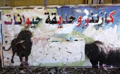 Imagen del cartel de entrada al zoo de Mosul emborronadas por el ISIS a su paso.